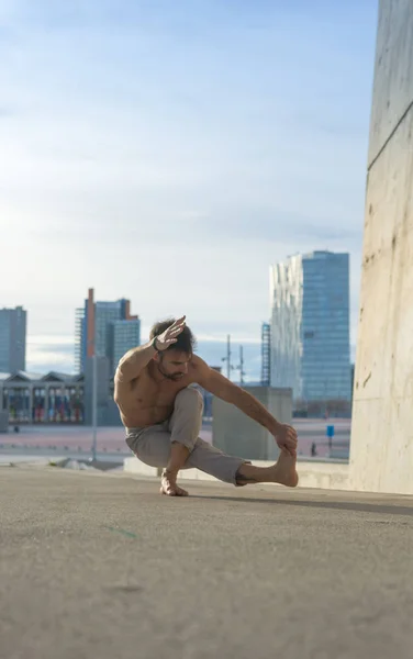 Man Presterende Geavanceerde Yoga Oefeningen Stretching Het Lichaam Gezond Houden — Stockfoto