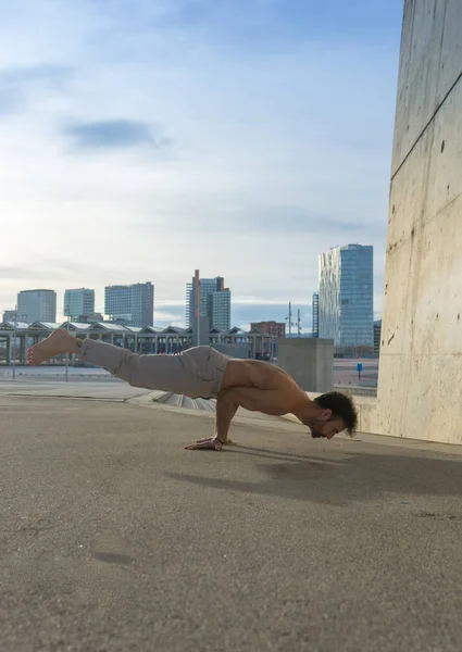 Man Presterende Geavanceerde Yoga Oefeningen Stretching Het Lichaam Gezond Houden — Stockfoto