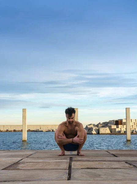 Muž Provádějící Pokročilý Jóga Cvičení Protahování Udržet Tělo Zdravé — Stock fotografie