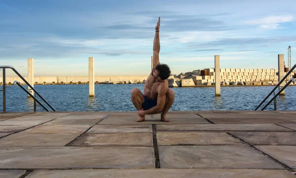 Hombre Realizando Ejercicios Avanzados Yoga Estiramiento Para Mantener Cuerpo Sano —  Fotos de Stock