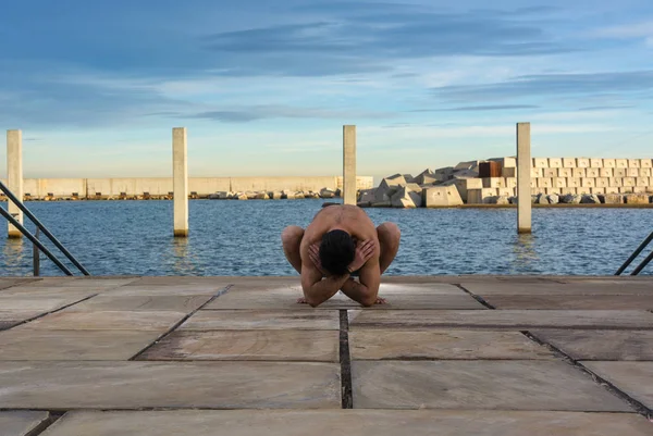 Hombre Realizando Ejercicios Avanzados Yoga Estiramiento Para Mantener Cuerpo Sano —  Fotos de Stock
