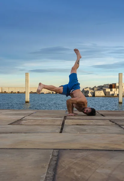 Homme Effectuant Des Exercices Yoga Avancés Étirement Pour Garder Corps — Photo