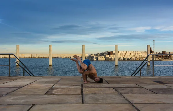 Hombre Realizando Ejercicios Avanzados Yoga Estiramiento Para Mantener Cuerpo Sano —  Fotos de Stock