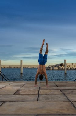 Adam performans gösteren gelişmiş yoga egzersizleri ve vücut sağlıklı tutmak için germe