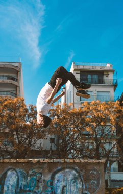 Genç sporcunun pratik parkour.