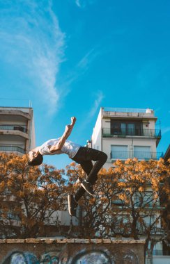 Genç sporcunun pratik parkour.