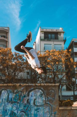 Genç sporcunun pratik parkour.