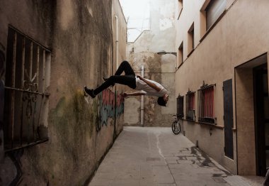 Genç sporcunun pratik parkour.