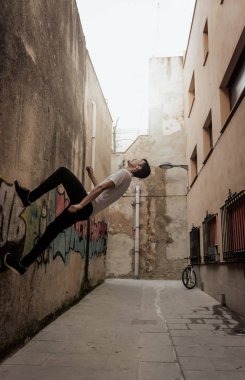 Genç sporcunun pratik parkour.