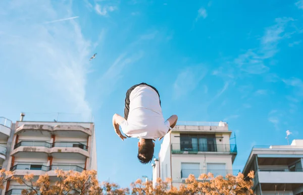 Jeune sportif pratiquant le parkour . — Photo