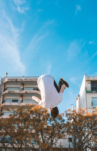 Jeune sportif pratiquant le parkour . — Photo