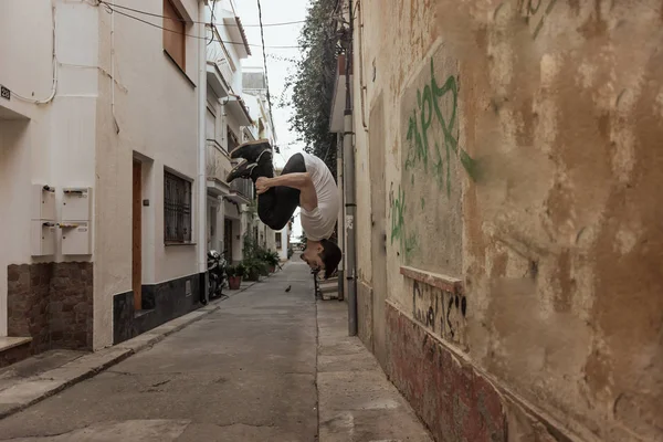 Junger Sportler praktiziert Parkour. — Stockfoto