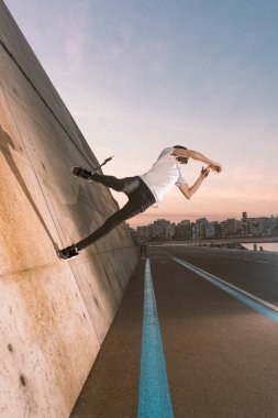 Genç sporcunun pratik parkour.