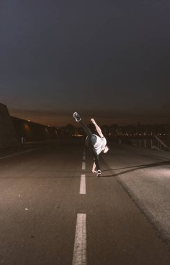 Genç sporcunun pratik parkour.