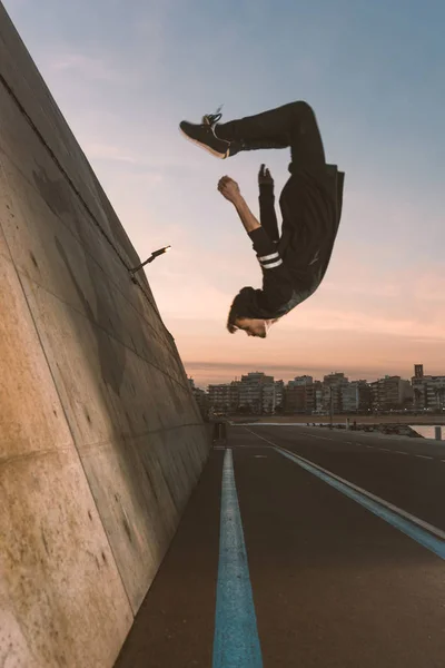 Joven deportista practicando parkour . —  Fotos de Stock