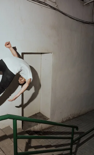 Jovem desportista praticando parkour . — Fotografia de Stock