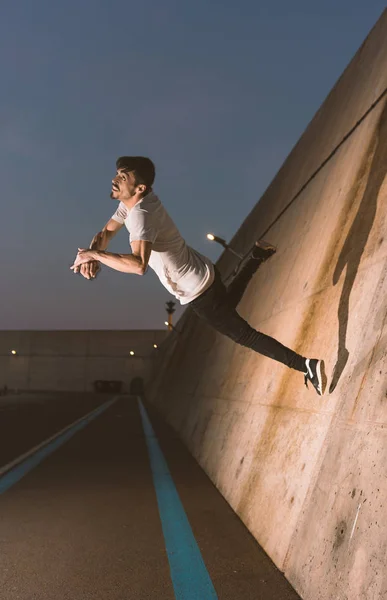 Young sportsman practicing parkour. — Stock Photo, Image