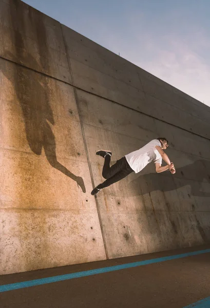 Jovem desportista praticando parkour . — Fotografia de Stock