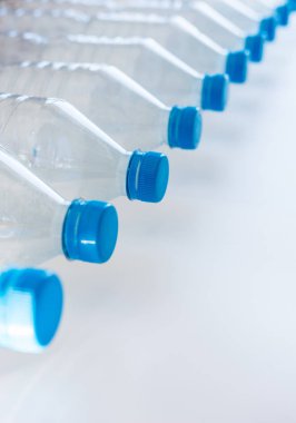 Geri dönüştürülmeye hazır birkaç plastik şişe 