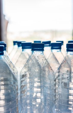 Geri dönüştürülmeye hazır birkaç plastik şişe 