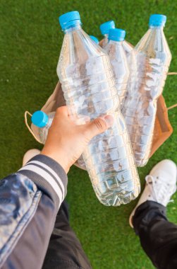 Geri dönüştürülmeye hazır birkaç plastik şişe 