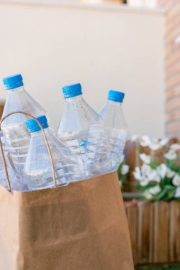 Geri dönüştürülmeye hazır birkaç plastik şişe 
