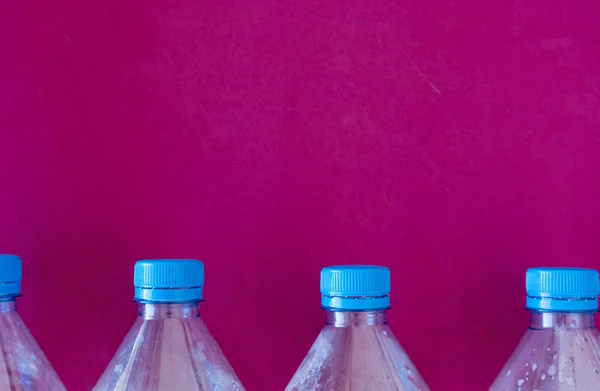 Diverse bottiglie di plastica pronte per essere riciclate — Foto Stock