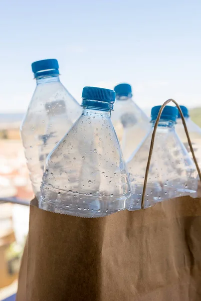 Несколько пластиковых бутылок готовы к переработке — стоковое фото