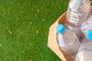 Geri dönüştürülmeye hazır birkaç plastik şişe 
