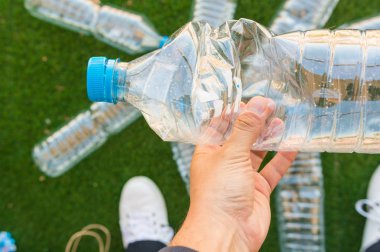 Geri dönüştürülmeye hazır birkaç plastik şişe 