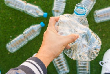 Geri dönüştürülmeye hazır birkaç plastik şişe 