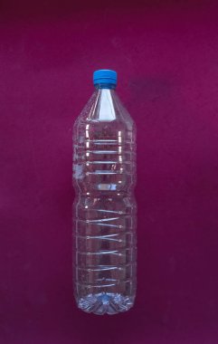 Geri dönüştürülmeye hazır birkaç plastik şişe 