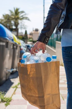 Kadın birkaç plastik şişe geri dönüşüm 