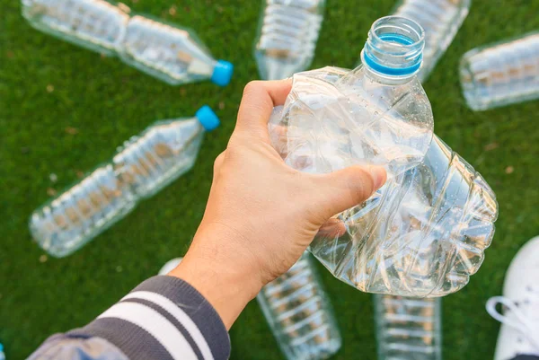 Несколько пластиковых бутылок готовы к переработке — стоковое фото