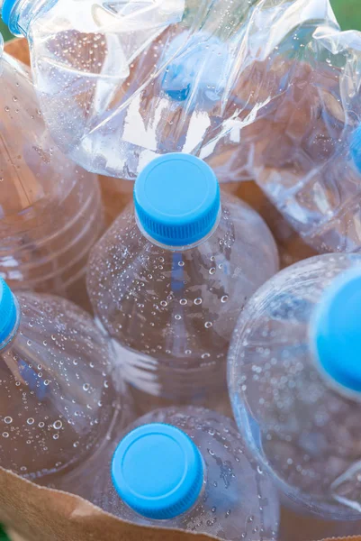 Diverse bottiglie di plastica pronte per essere riciclate — Foto Stock