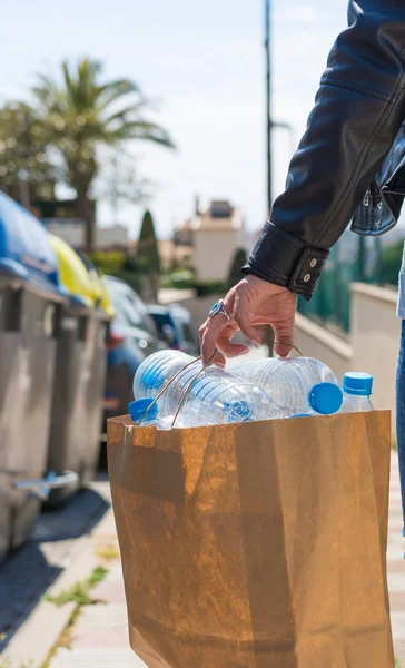 Mujer reciclando varias botellas de plástico —  Fotos de Stock