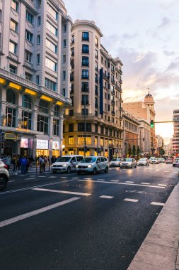 Gün batımında Gran V. Madrid