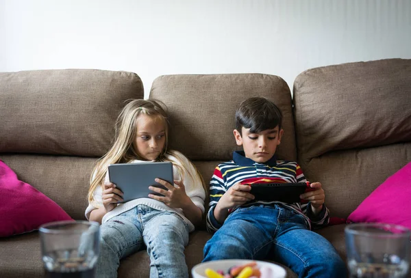 Niños jugando felizmente a videojuegos . — Foto de Stock