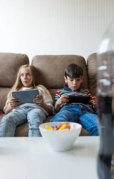 Děti s radostí hrají videohry. — Stock fotografie