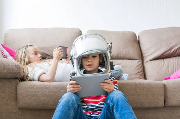 Niños jugando felizmente a videojuegos . — Foto de Stock