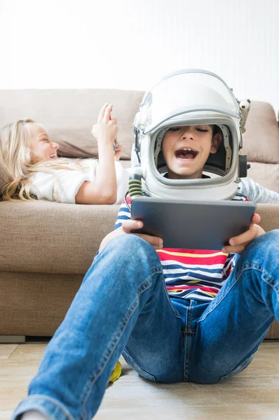 Bambini felicemente giocare ai videogiochi . — Foto Stock