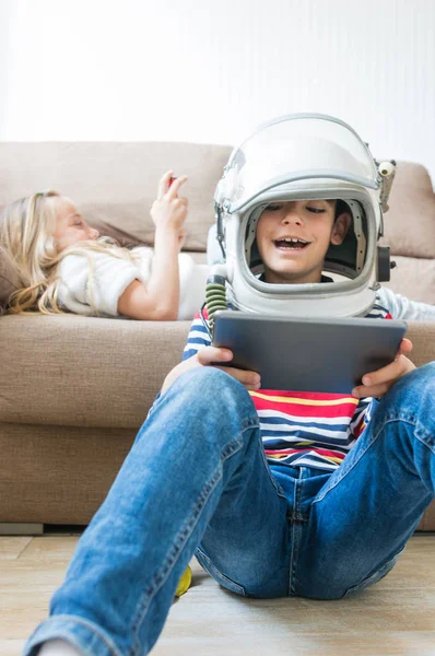 Bambini felicemente giocare ai videogiochi . — Foto Stock