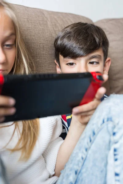 楽しくテレビゲームをする子供たち. — ストック写真