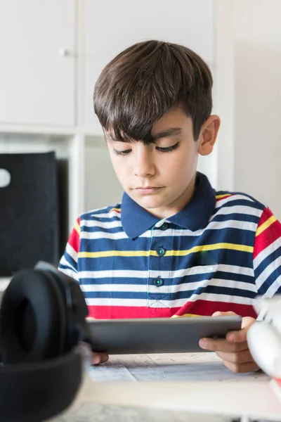 Barn spelar gärna TV-spel. — Stockfoto