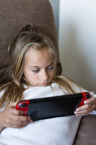 Niños jugando felizmente a videojuegos . — Foto de Stock