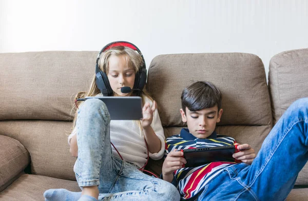 Kinder spielen fröhlich Videospiele. — Stockfoto