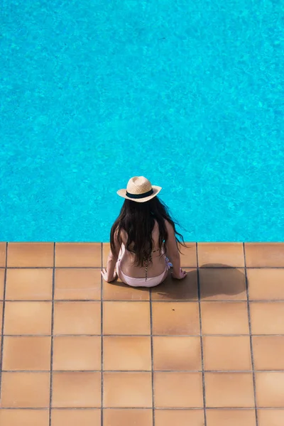 16 anos de idade menina tomando banho de sol pacificamente na piscina de sua casa . — Fotografia de Stock