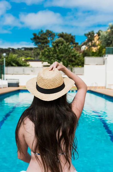16-jähriges Mädchen sonnt sich friedlich im Pool ihres Hauses. — Stockfoto