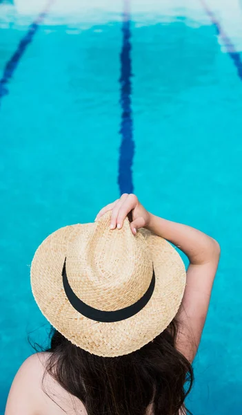 16 anos de idade menina tomando banho de sol pacificamente na piscina de sua casa . — Fotografia de Stock