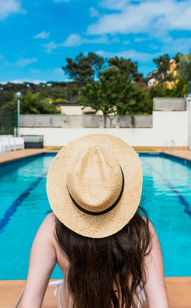 16 year old girl sunbathing peacefully in the pool of her house. — Stock Photo, Image